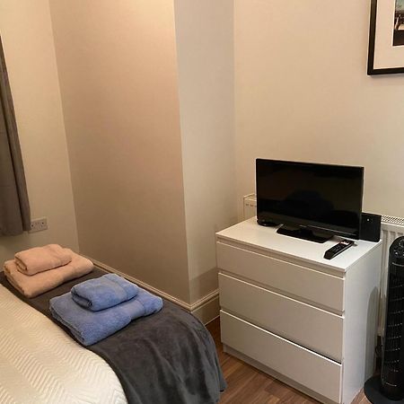 Notting Hill Next Door Bedroom In The Share Flat London Bagian luar foto