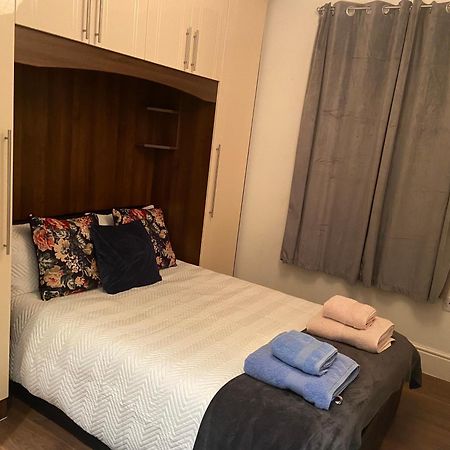 Notting Hill Next Door Bedroom In The Share Flat London Bagian luar foto