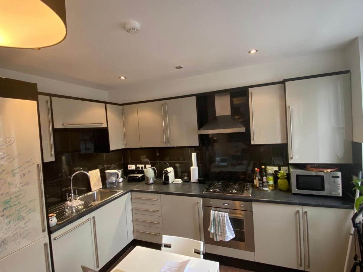 Notting Hill Next Door Bedroom In The Share Flat London Bagian luar foto