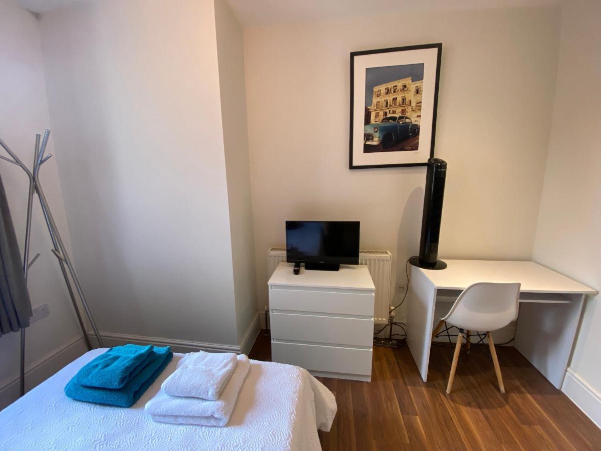 Notting Hill Next Door Bedroom In The Share Flat London Bagian luar foto