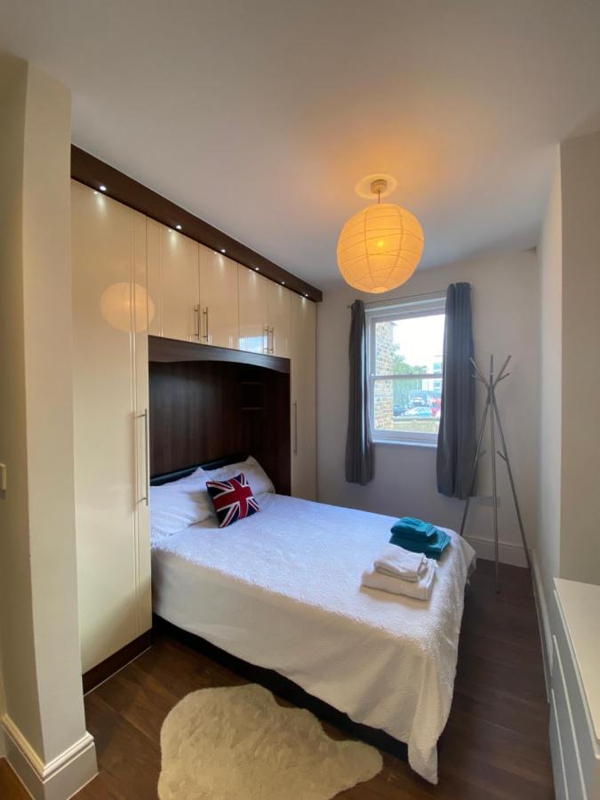 Notting Hill Next Door Bedroom In The Share Flat London Bagian luar foto