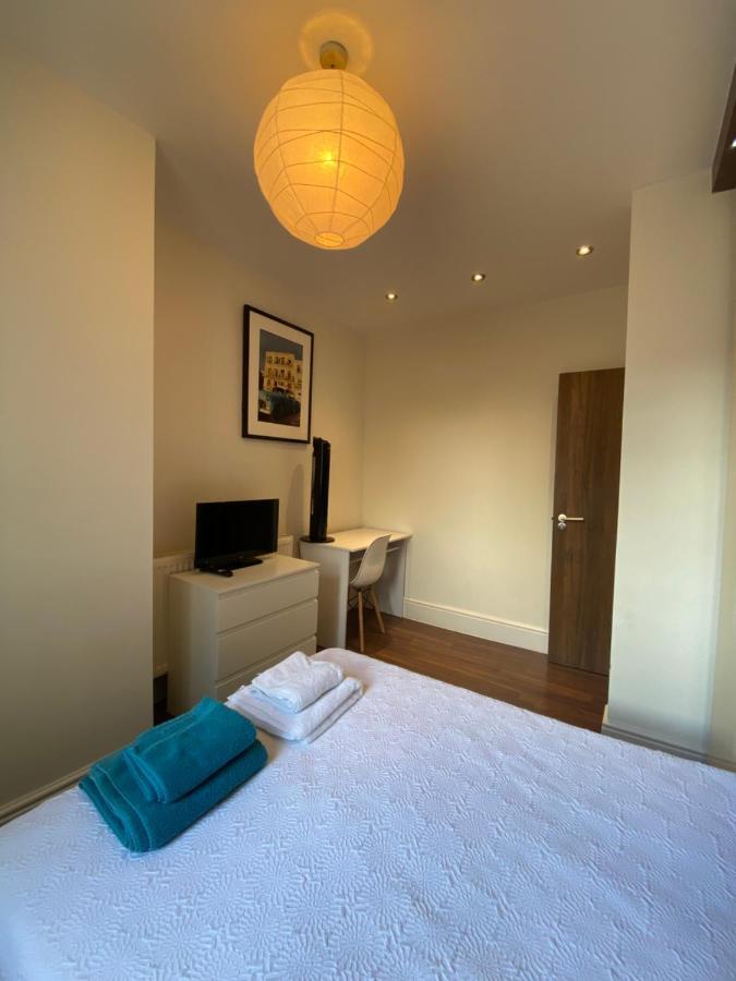 Notting Hill Next Door Bedroom In The Share Flat London Bagian luar foto