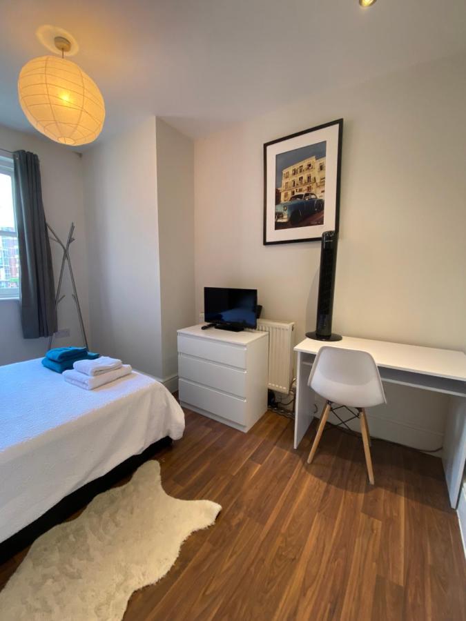 Notting Hill Next Door Bedroom In The Share Flat London Bagian luar foto