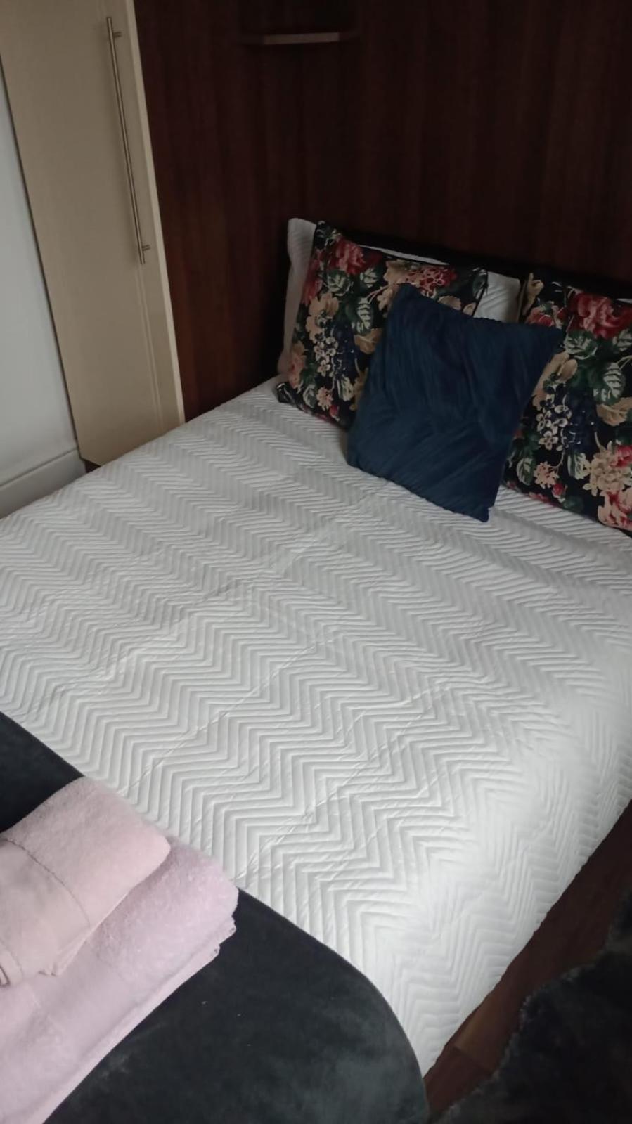 Notting Hill Next Door Bedroom In The Share Flat London Bagian luar foto