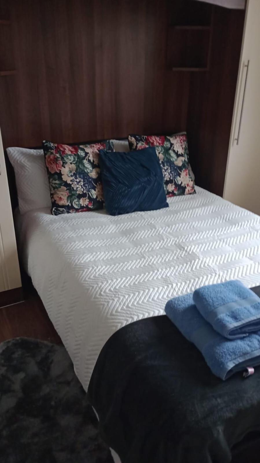 Notting Hill Next Door Bedroom In The Share Flat London Bagian luar foto