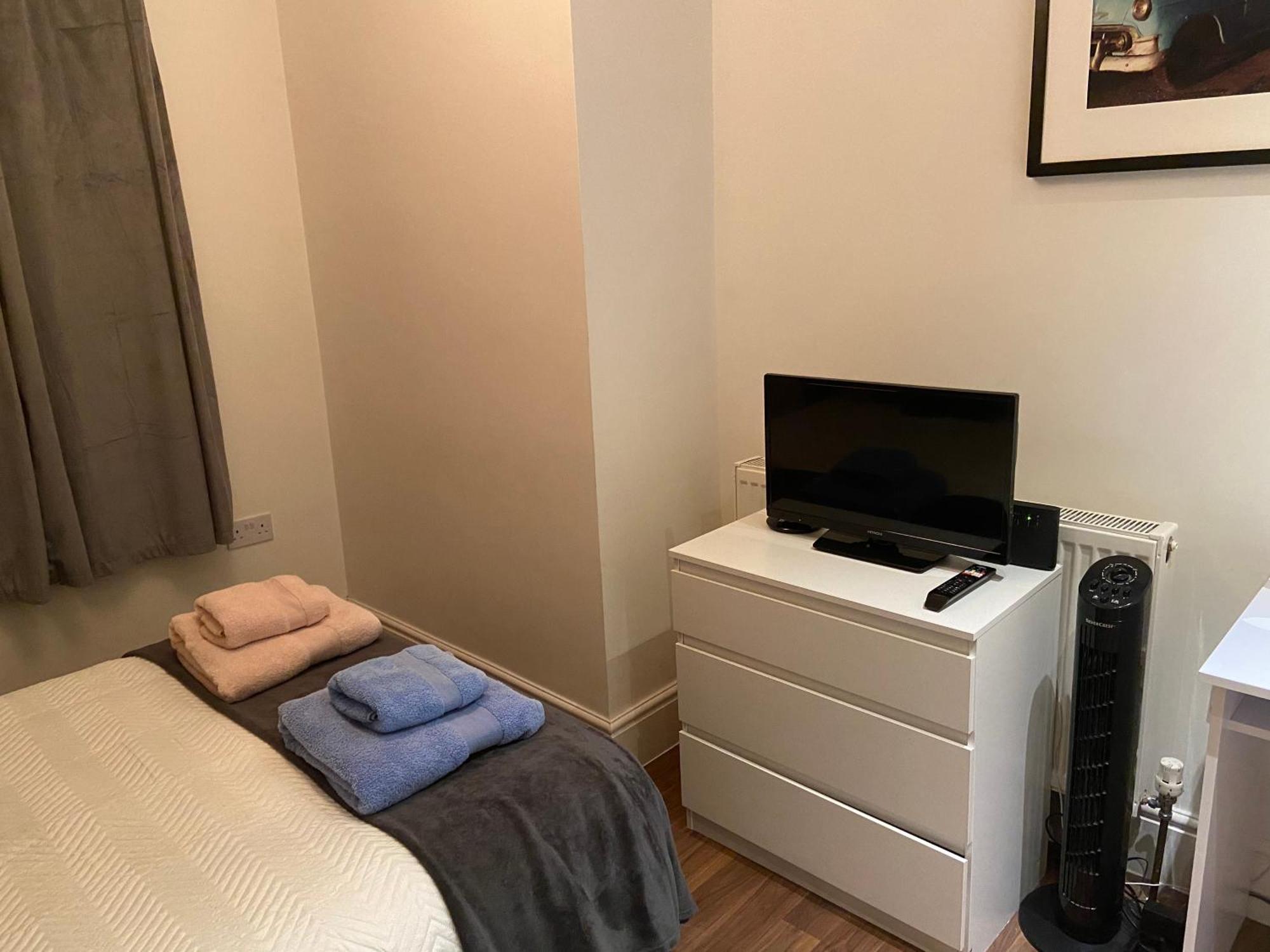 Notting Hill Next Door Bedroom In The Share Flat London Bagian luar foto