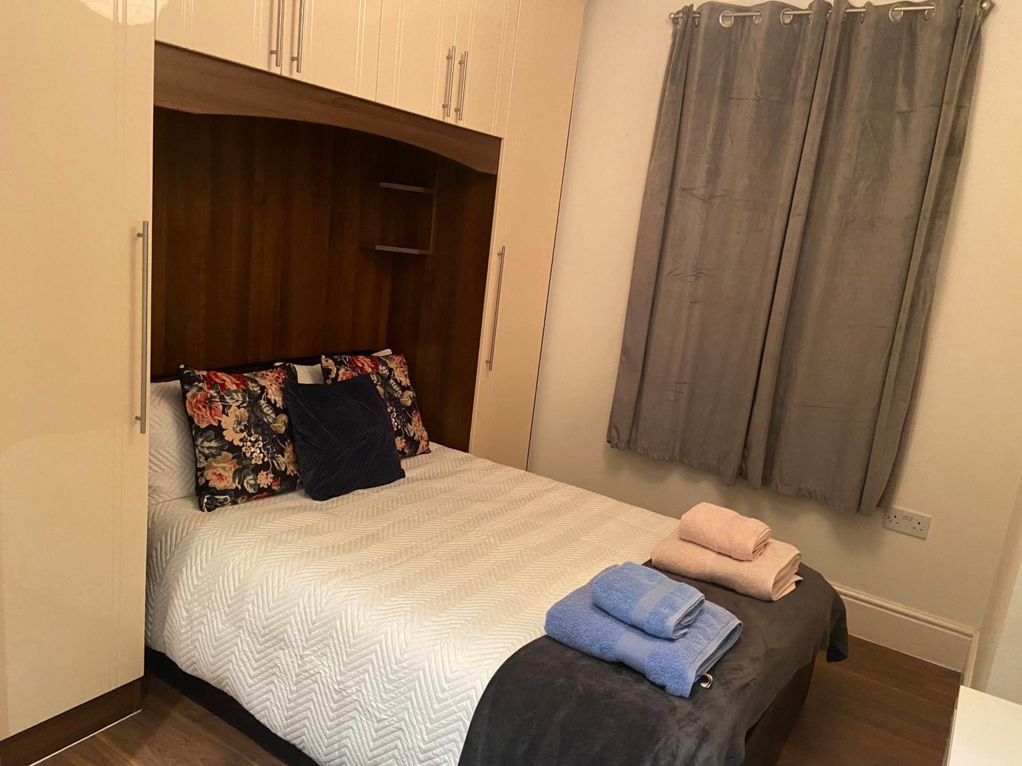 Notting Hill Next Door Bedroom In The Share Flat London Bagian luar foto